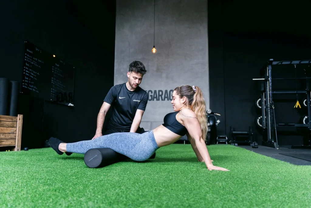 Paciente realizando ejercicios de recuperación de lesiones en Advance Fisio Girona