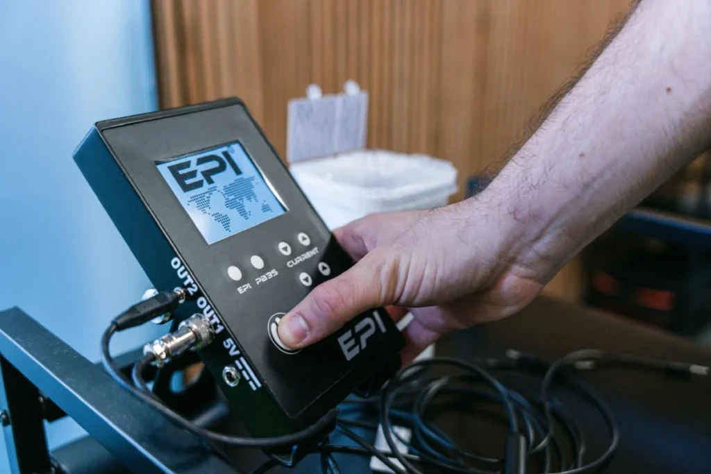 Equipo de fisioterapia invasiva EPI utilizado en tratamientos de Advance Fisio Girona