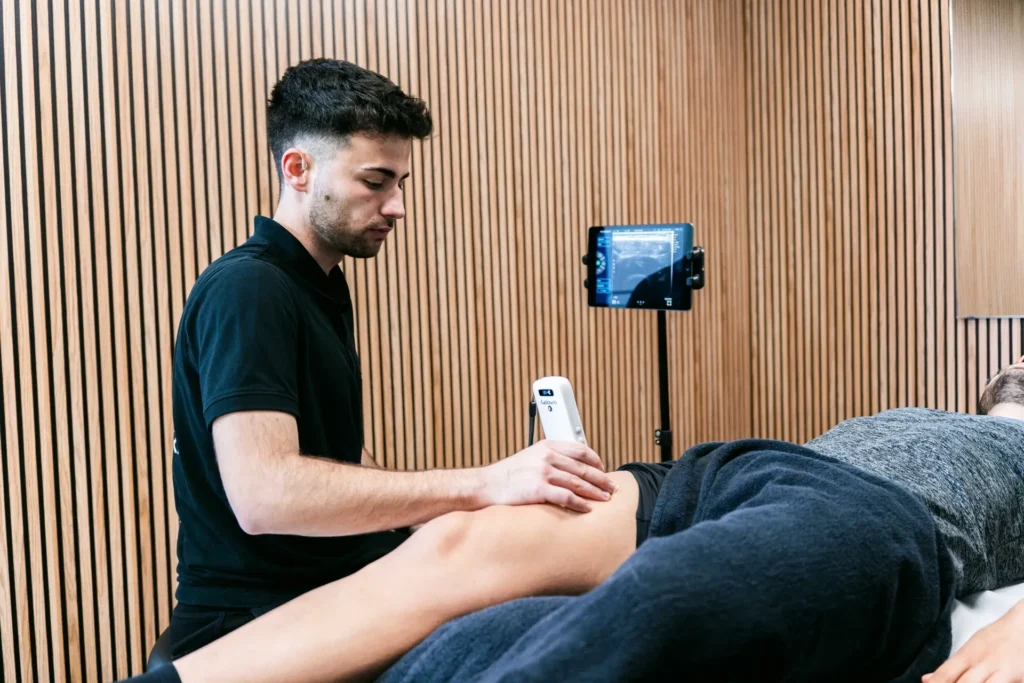 Fisioterapeuta realizando un tratamiento con tecnología avanzada en Advance Fisio Girona